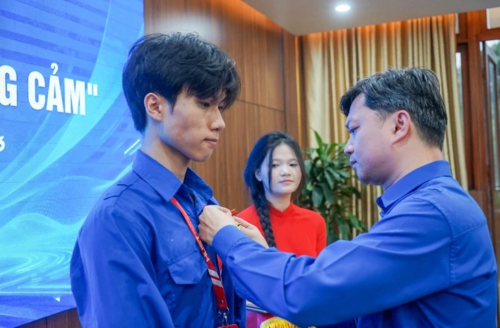 Trao huy hiệu Tuổi trẻ dũng cảm cho thanh niên cứu người trong vụ cháy nhà ở Hà Nội Trao huy hiệu Tuổi trẻ dũng cảm cho thanh niên cứu người trong vụ cháy nhà ở Hà Nội
