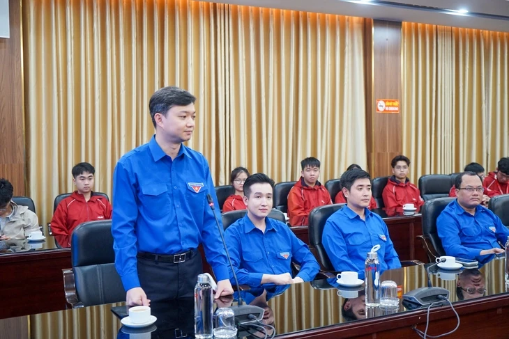 Trao huy hiệu Tuổi trẻ dũng cảm cho thanh niên cứu người trong vụ cháy nhà ở Hà Nội Trao huy hiệu Tuổi trẻ dũng cảm cho thanh niên cứu người trong vụ cháy nhà ở Hà Nội