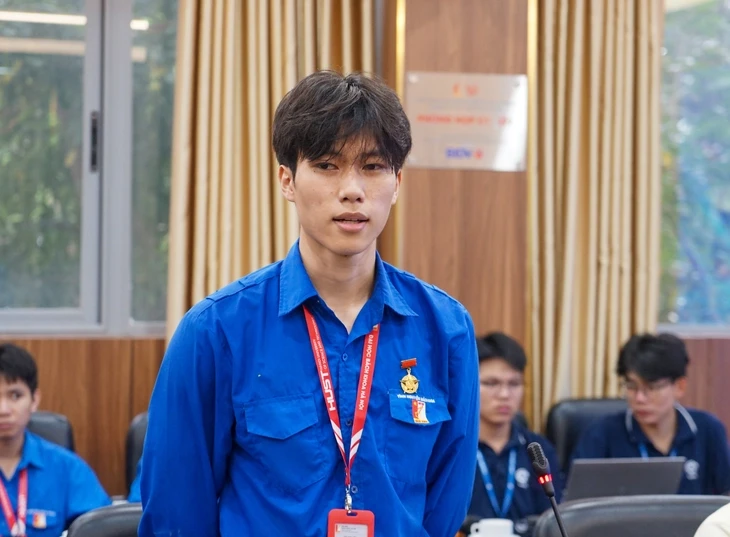 Trao huy hiệu Tuổi trẻ dũng cảm cho thanh niên cứu người trong vụ cháy nhà ở Hà Nội Trao huy hiệu Tuổi trẻ dũng cảm cho thanh niên cứu người trong vụ cháy nhà ở Hà Nội