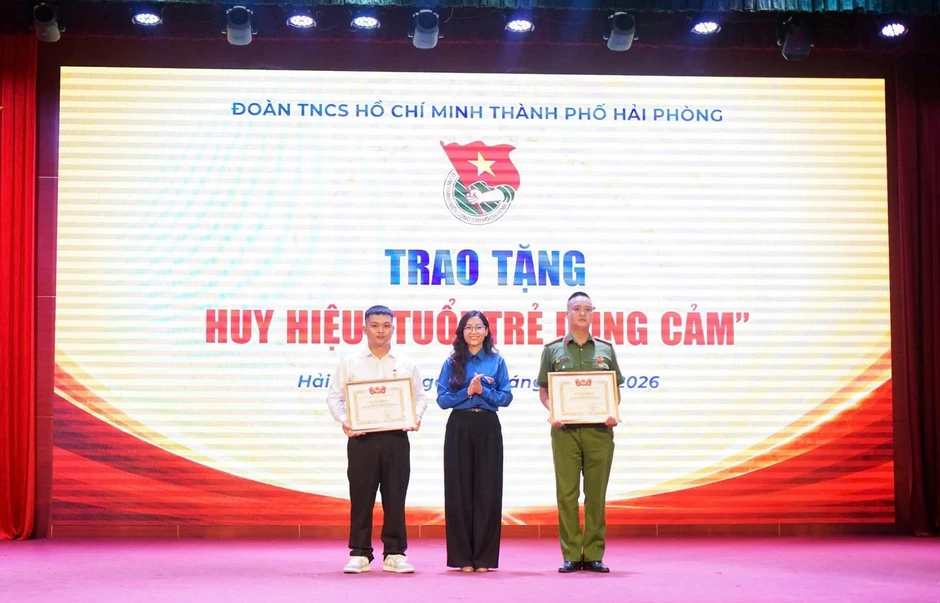 Trao Huy hiệu Tuổi trẻ dũng cảm cho thanh niên cứu phụ nữ bị chém vô cớ giữa phố