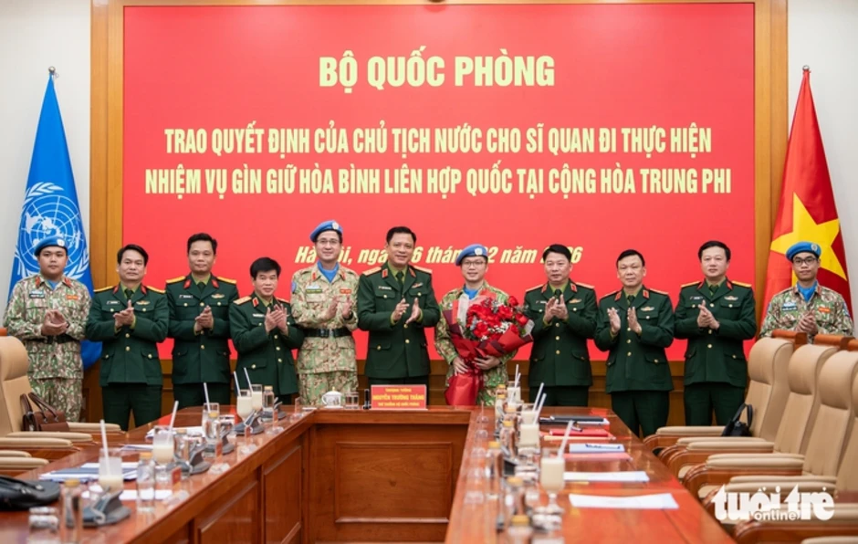 Trao quyết định của Chủ tịch nước cho sĩ quan đi thực hiện nhiệm vụ gìn giữ hòa bình Liên hợp quốc Trao quyết định của Chủ tịch nước cho sĩ quan đi thực hiện nhiệm vụ gìn giữ hòa bình Liên hợp quốc