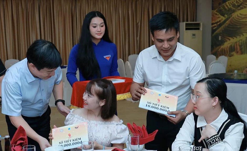 Trao sổ tiết kiệm gương thanh niên ‘Tỏa sáng Nghị lực Việt’ năm 2026 Trao sổ tiết kiệm gương thanh niên ‘Tỏa sáng Nghị lực Việt’ năm 2026