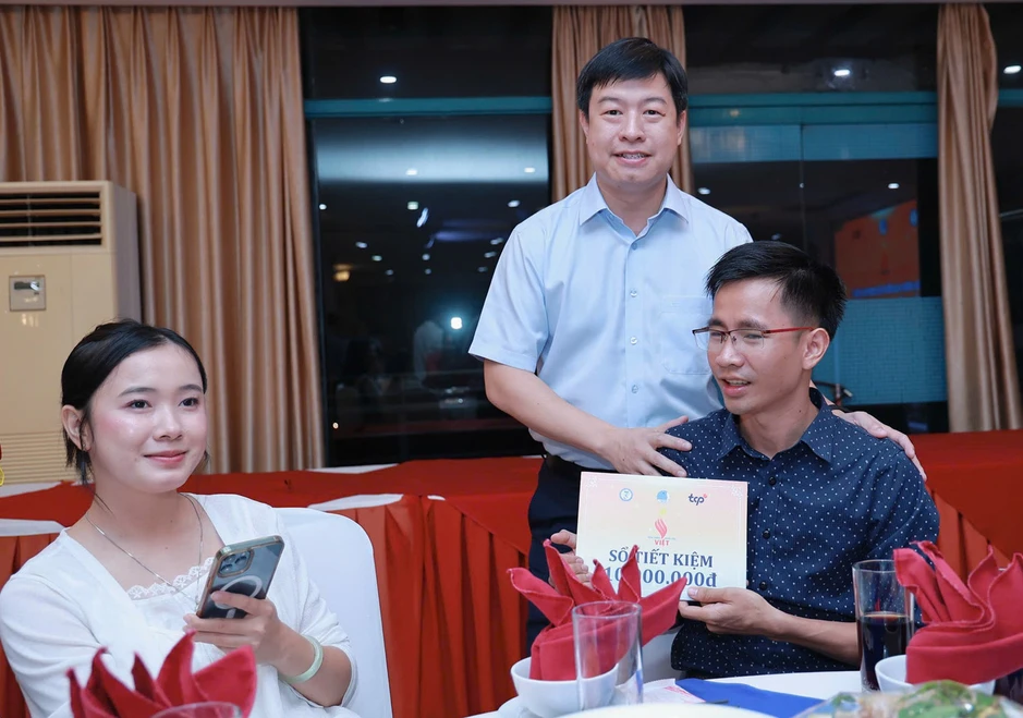 Trao sổ tiết kiệm gương thanh niên ‘Tỏa sáng Nghị lực Việt’ năm 2026 Trao sổ tiết kiệm gương thanh niên ‘Tỏa sáng Nghị lực Việt’ năm 2026
