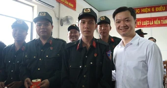 Tri ân những người gác lại việc riêng để làm nhiệm vụ trong những ngày tết