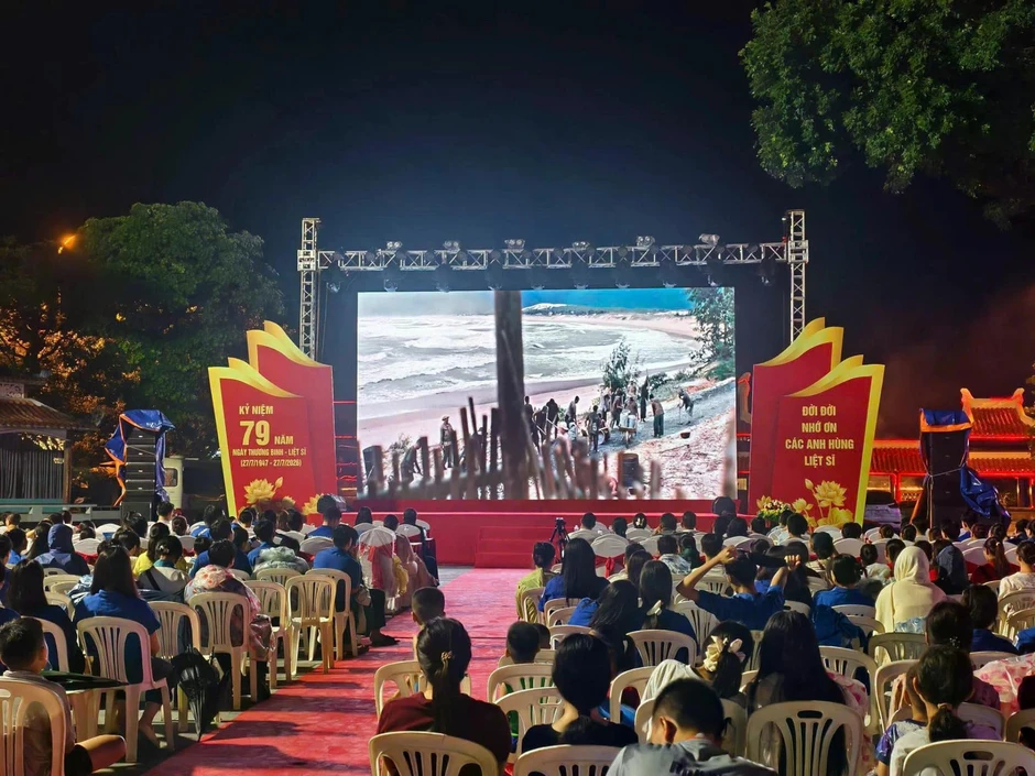 Tri ân trên dòng Thạch Hãn, chiếu phim cách mạng thắp sáng lý tưởng thanh niên Tri ân trên dòng Thạch Hãn, chiếu phim cách mạng thắp sáng lý tưởng thanh niên