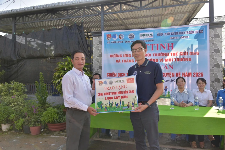Trồng 1.000 cây bần chống sạt lở bờ sông Trồng 1.000 cây bần chống sạt lở bờ sông