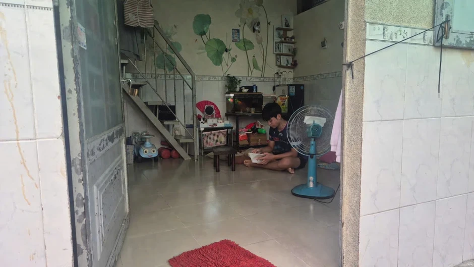 Trong những phòng trọ chật hẹp mùa nắng: 'Chỉ thở thôi cũng thấy nóng'