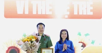 Trung tướng Mai Hoàng nhận Kỷ niệm chương 'Vì thế hệ trẻ'