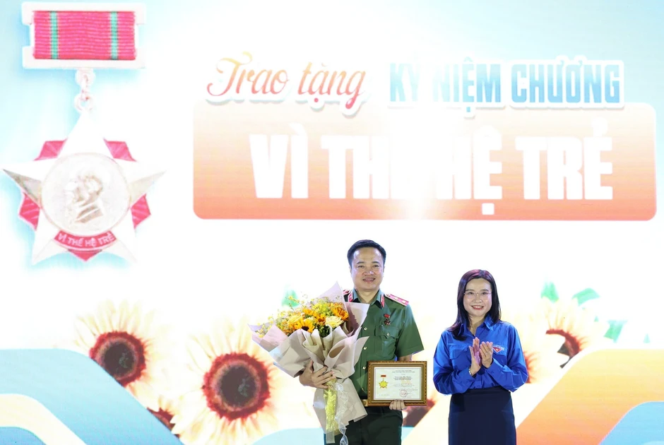 Trung tướng Mai Hoàng nhận Kỷ niệm chương 'Vì thế hệ trẻ'