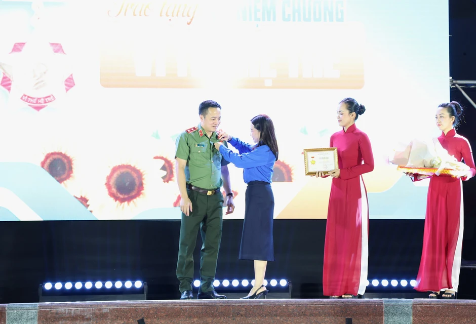 Trung tướng Mai Hoàng nhận Kỷ niệm chương 'Vì thế hệ trẻ'
