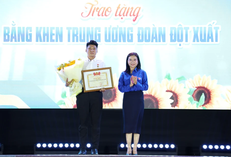 Trung tướng Mai Hoàng nhận Kỷ niệm chương 'Vì thế hệ trẻ'