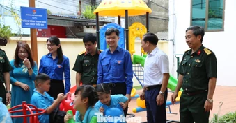 Trung ương Đoàn trao tặng sân chơi cho trẻ em khuyết tật
