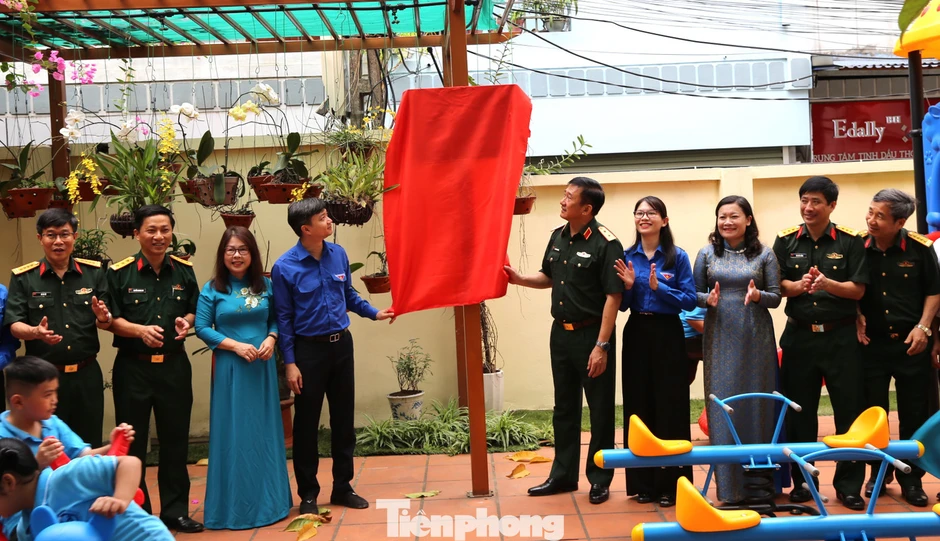 Trung ương Đoàn trao tặng sân chơi cho trẻ em khuyết tật Trung ương Đoàn trao tặng sân chơi cho trẻ em khuyết tật