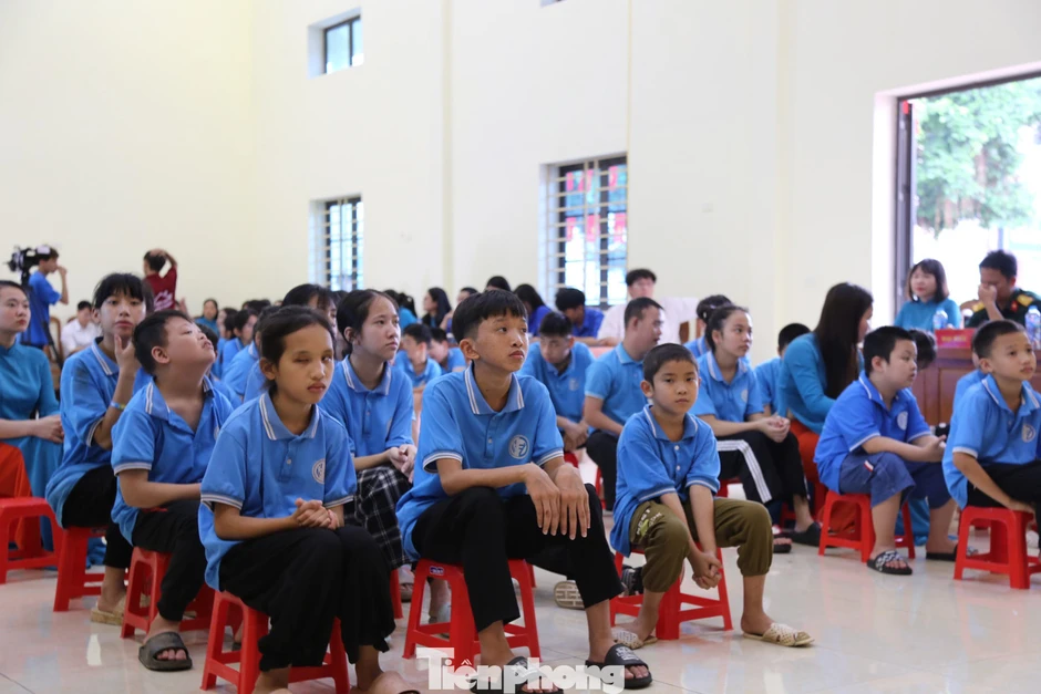 Trung ương Đoàn trao tặng sân chơi cho trẻ em khuyết tật Trung ương Đoàn trao tặng sân chơi cho trẻ em khuyết tật
