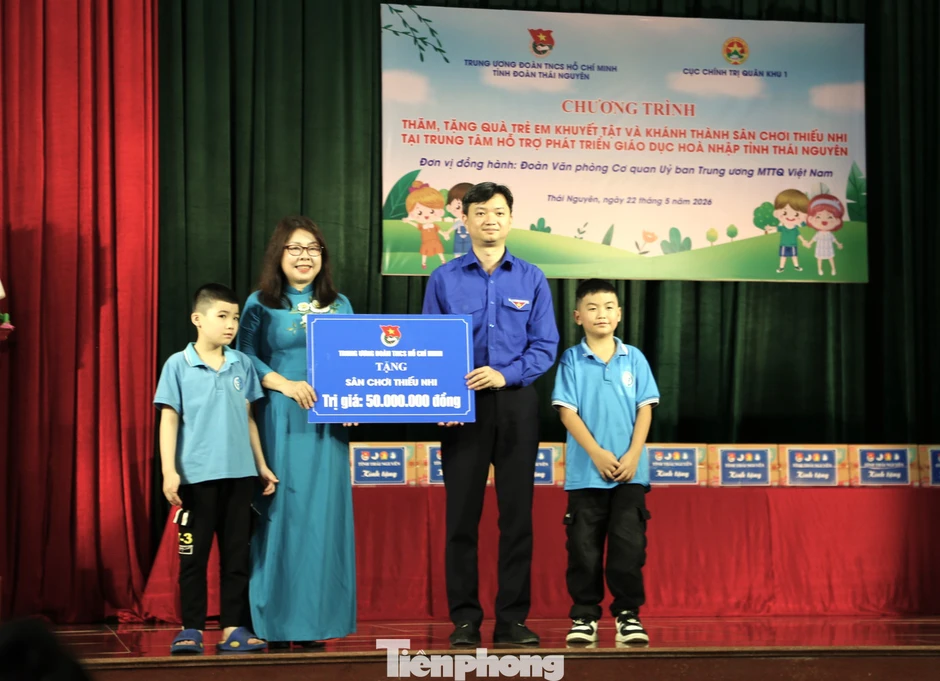 Trung ương Đoàn trao tặng sân chơi cho trẻ em khuyết tật Trung ương Đoàn trao tặng sân chơi cho trẻ em khuyết tật