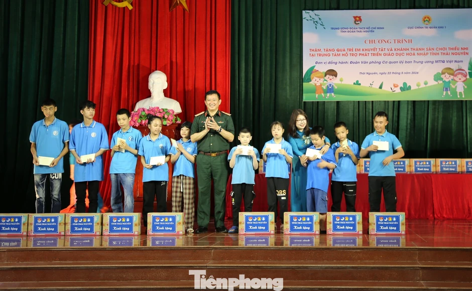Trung ương Đoàn trao tặng sân chơi cho trẻ em khuyết tật Trung ương Đoàn trao tặng sân chơi cho trẻ em khuyết tật