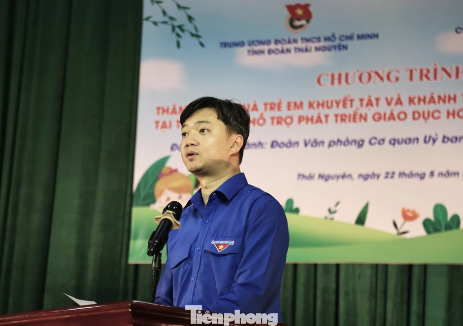 Trung ương Đoàn trao tặng sân chơi cho trẻ em khuyết tật Trung ương Đoàn trao tặng sân chơi cho trẻ em khuyết tật
