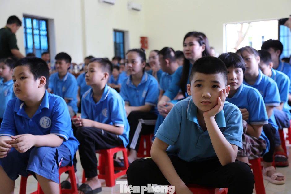Trung ương Đoàn trao tặng sân chơi cho trẻ em khuyết tật Trung ương Đoàn trao tặng sân chơi cho trẻ em khuyết tật