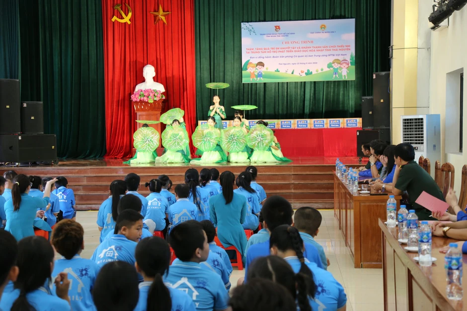 Trung ương Đoàn trao tặng sân chơi cho trẻ em khuyết tật Trung ương Đoàn trao tặng sân chơi cho trẻ em khuyết tật