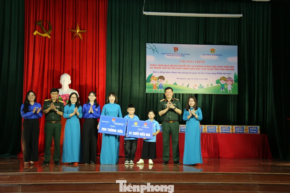 Trung ương Đoàn trao tặng sân chơi cho trẻ em khuyết tật Trung ương Đoàn trao tặng sân chơi cho trẻ em khuyết tật