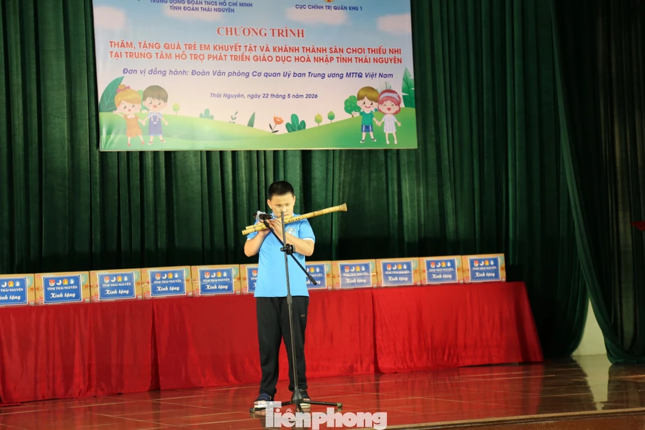 Trung ương Đoàn trao tặng sân chơi cho trẻ em khuyết tật Trung ương Đoàn trao tặng sân chơi cho trẻ em khuyết tật