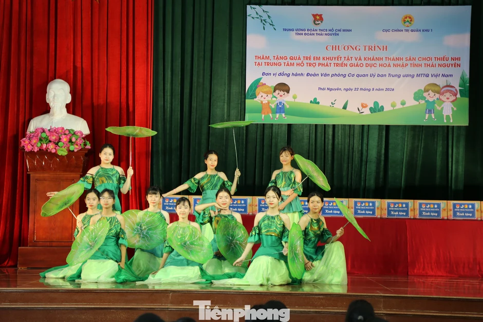 Trung ương Đoàn trao tặng sân chơi cho trẻ em khuyết tật Trung ương Đoàn trao tặng sân chơi cho trẻ em khuyết tật