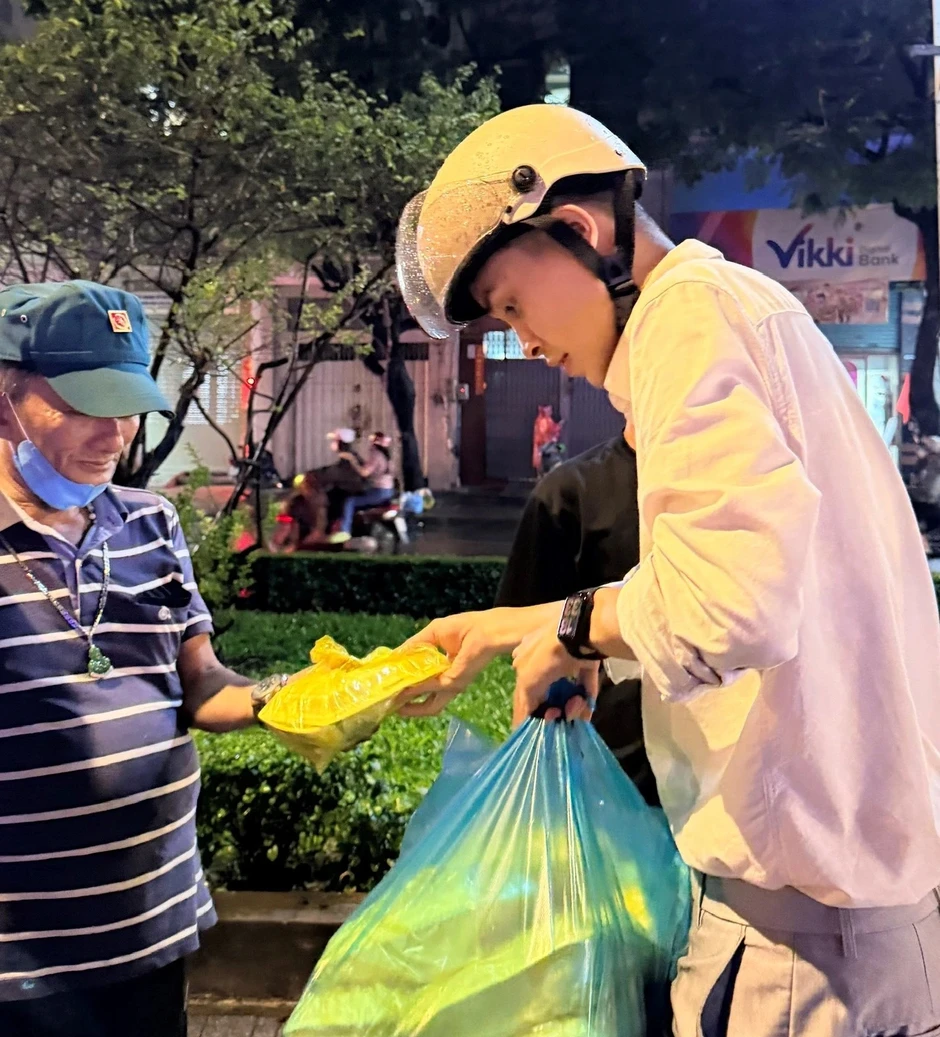 Trung úy công an dành dụm tiền lương để phát cơm tặng người nghèo Trung úy công an dành dụm tiền lương để phát cơm tặng người nghèo