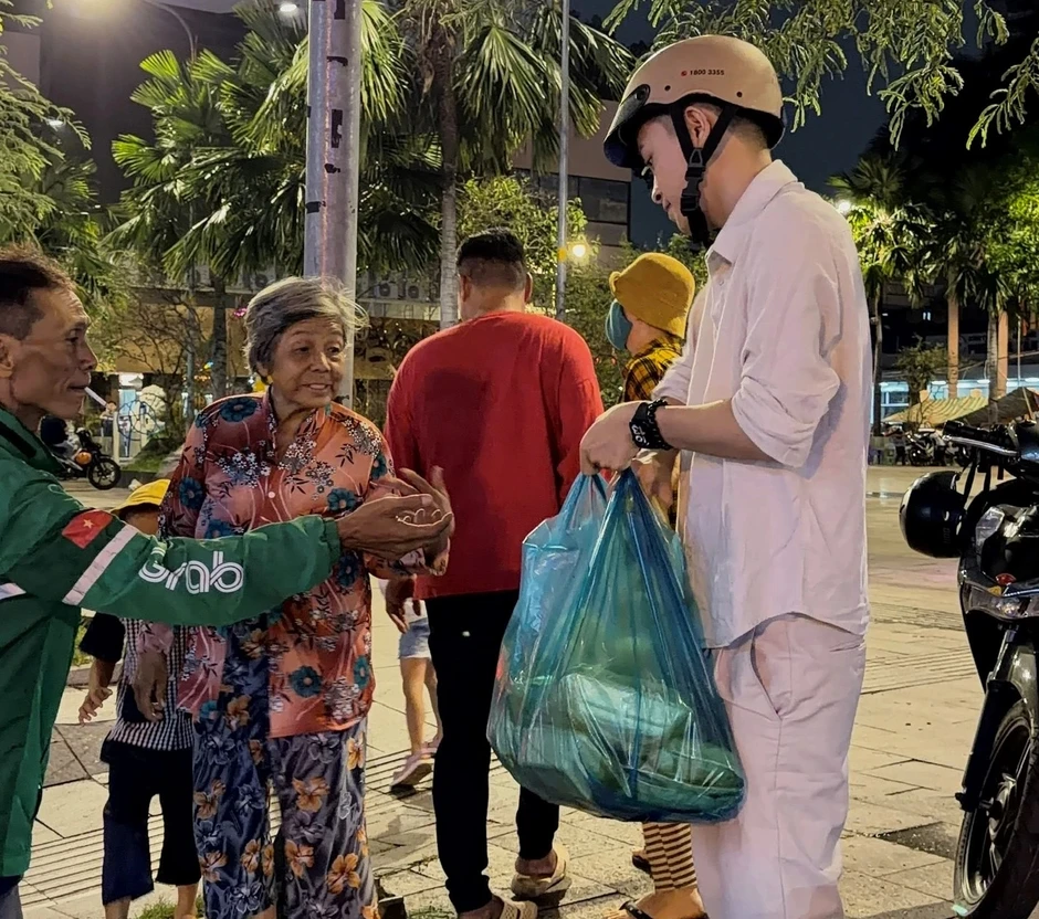 Trung úy công an dành dụm tiền lương để phát cơm tặng người nghèo Trung úy công an dành dụm tiền lương để phát cơm tặng người nghèo