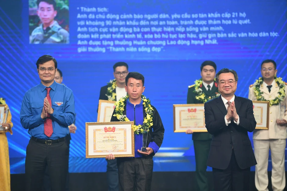 Trưởng bản cứu 90 người giữa bão Yagi được vinh danh Gương mặt trẻ Việt Nam Trưởng bản cứu 90 người giữa bão Yagi được vinh danh Gương mặt trẻ Việt Nam