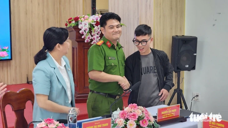 Trưởng công an cùng chủ tịch phường đối thoại chân tình với các bạn trẻ ‘chưa tốt’ Trưởng công an cùng chủ tịch phường đối thoại chân tình với các bạn trẻ ‘chưa tốt’