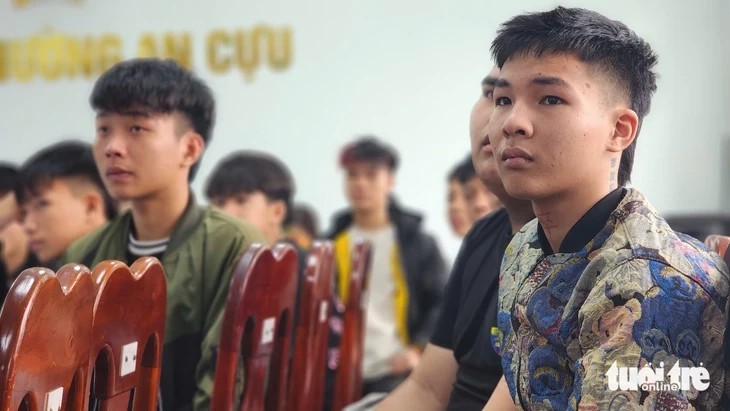 Trưởng công an cùng chủ tịch phường đối thoại chân tình với các bạn trẻ ‘chưa tốt’ Trưởng công an cùng chủ tịch phường đối thoại chân tình với các bạn trẻ ‘chưa tốt’