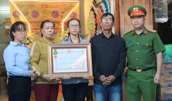 Truy tặng Huân chương Bảo vệ Tổ quốc hạng ba cho thiếu tá công an hy sinh trong khi chống 'cát tặc' Truy tặng Huân chương Bảo vệ Tổ quốc hạng ba cho thiếu tá công an hy sinh trong khi chống 'cát tặc'
