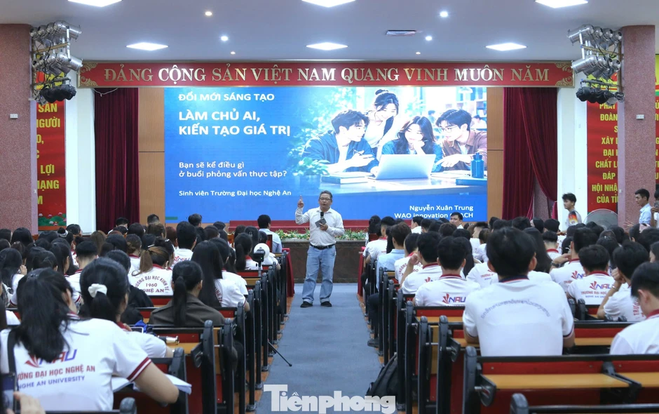 Truyền lửa khởi nghiệp, làm chủ AI để sinh viên kiến tạo giá trị Truyền lửa khởi nghiệp, làm chủ AI để sinh viên kiến tạo giá trị