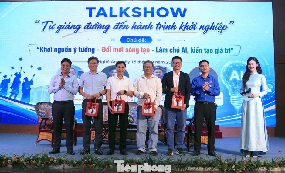Truyền lửa khởi nghiệp, làm chủ AI để sinh viên kiến tạo giá trị Truyền lửa khởi nghiệp, làm chủ AI để sinh viên kiến tạo giá trị