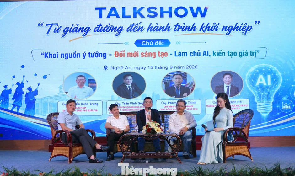Truyền lửa khởi nghiệp, làm chủ AI để sinh viên kiến tạo giá trị Truyền lửa khởi nghiệp, làm chủ AI để sinh viên kiến tạo giá trị