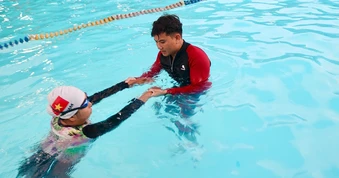 Từ đường đua xanh đến lớp dạy bơi đặc biệt