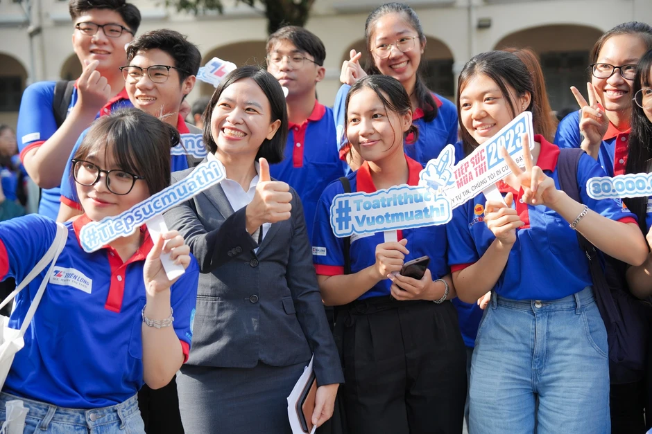 Từ hỗ trợ thi cử đến kiến tạo văn hóa sẻ chia trong giáo dục Từ hỗ trợ thi cử đến kiến tạo văn hóa sẻ chia trong giáo dục