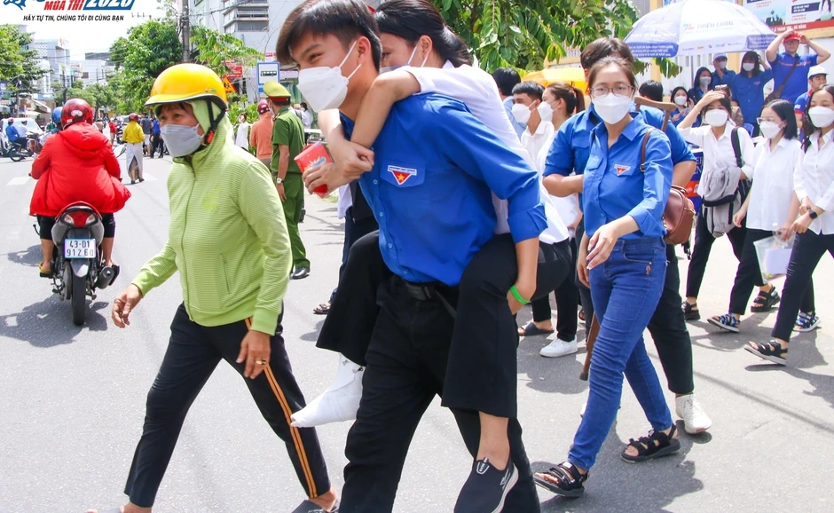 Từ hỗ trợ thi cử đến kiến tạo văn hóa sẻ chia trong giáo dục Từ hỗ trợ thi cử đến kiến tạo văn hóa sẻ chia trong giáo dục
