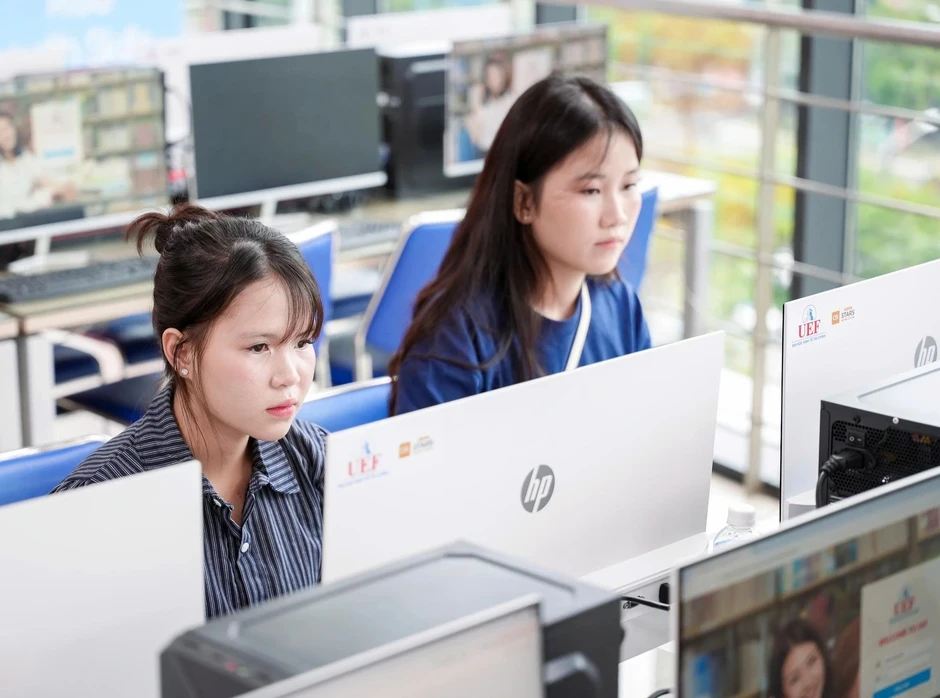 Từ vụ thi hộ bị xử lý: Kỳ thi VSTEP là gì mà nhiều sinh viên lo?