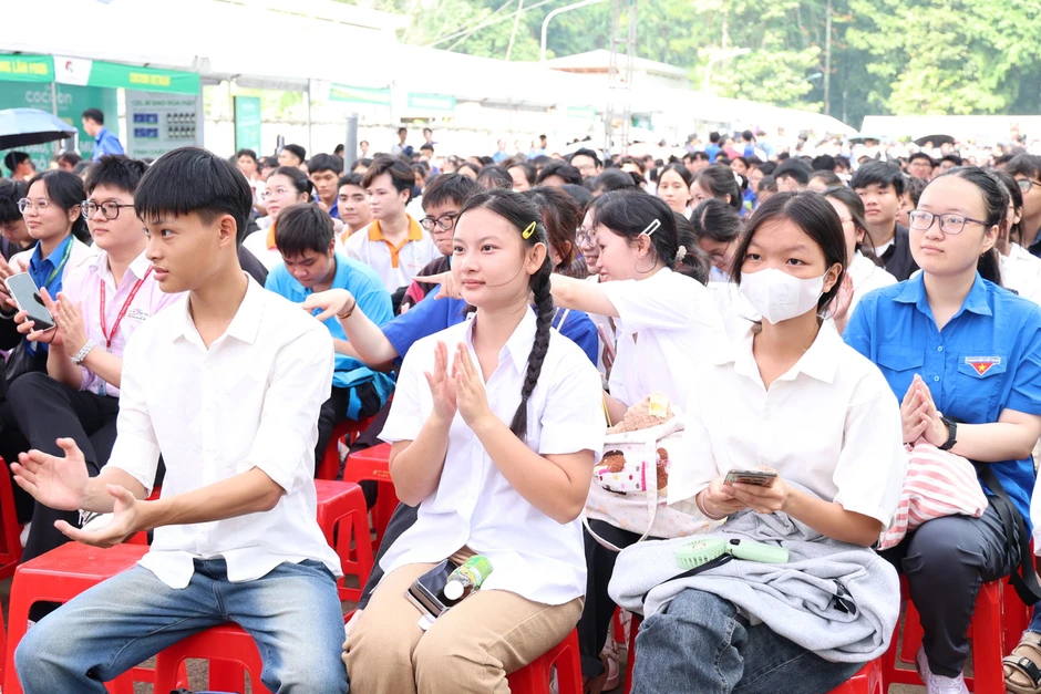 Tuần lễ 'Vươn cánh bồ câu trắng' hỗ trợ nhu cầu thiết thực của sinh viên