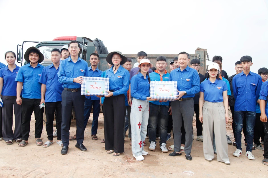 Tuổi trẻ Bắc Ninh đội nắng 40 độ, tăng tốc mặt bằng sân bay Gia Bình Tuổi trẻ Bắc Ninh đội nắng 40 độ, tăng tốc mặt bằng sân bay Gia Bình