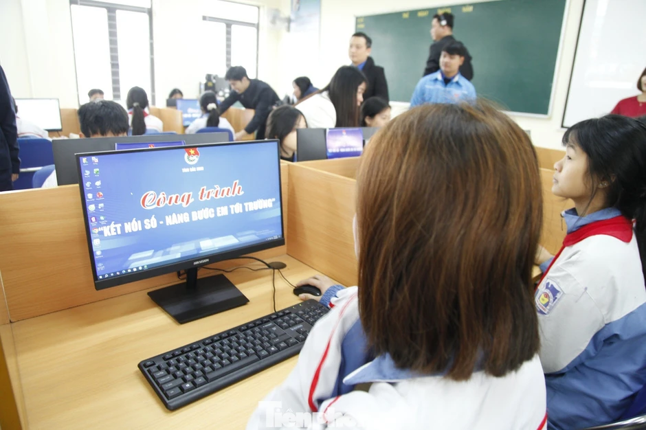 Tuổi trẻ Bắc Ninh trao “chìa khóa số” về tận thôn, trường học Tuổi trẻ Bắc Ninh trao “chìa khóa số” về tận thôn, trường học