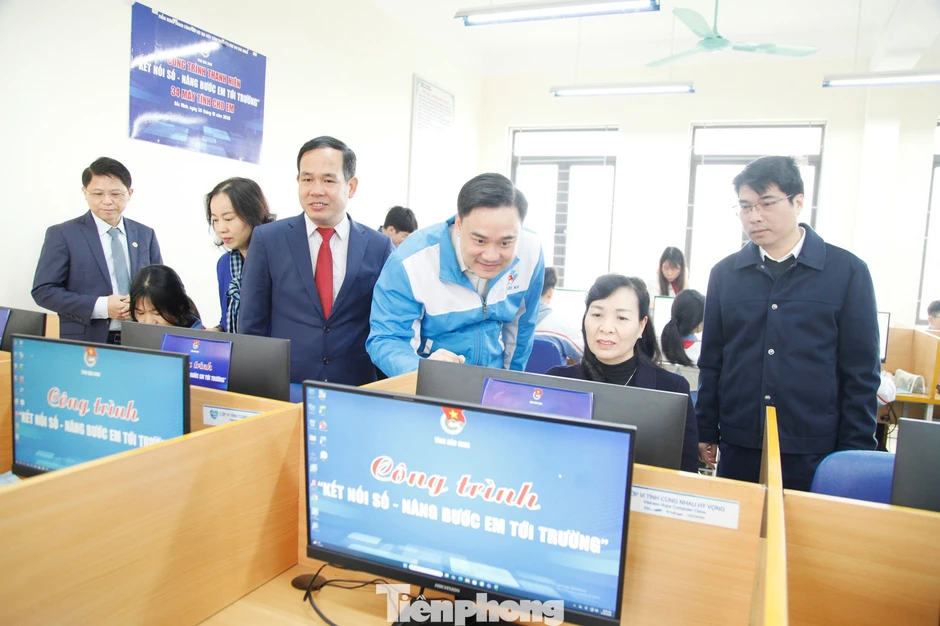 Tuổi trẻ Bắc Ninh trao “chìa khóa số” về tận thôn, trường học Tuổi trẻ Bắc Ninh trao “chìa khóa số” về tận thôn, trường học