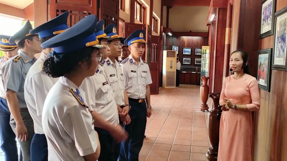 Tuổi trẻ Bộ Tư lệnh Vùng Cảnh sát biển 2 hành quân về nguồn Tuổi trẻ Bộ Tư lệnh Vùng Cảnh sát biển 2 hành quân về nguồn