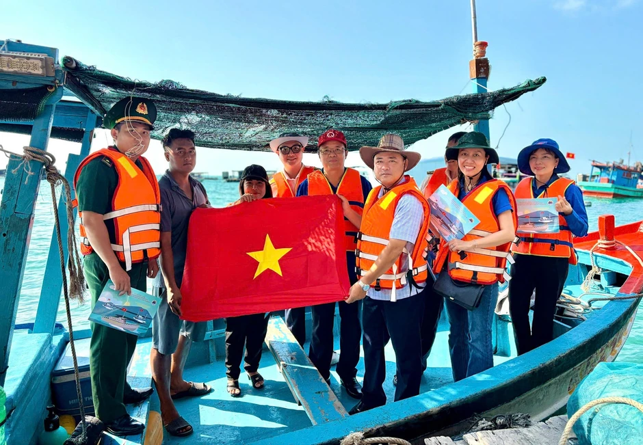 Tuổi trẻ Cần Thơ về với ngư dân nơi đầu sóng Tuổi trẻ Cần Thơ về với ngư dân nơi đầu sóng