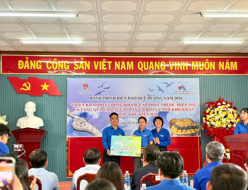 Tuổi trẻ Cần Thơ về với ngư dân nơi đầu sóng Tuổi trẻ Cần Thơ về với ngư dân nơi đầu sóng