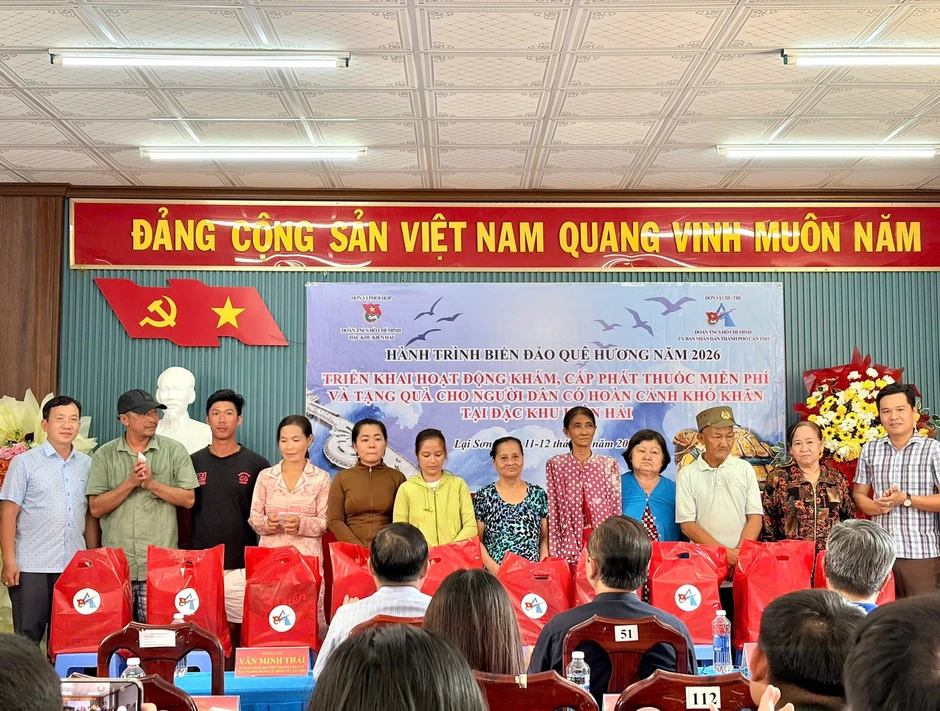 Tuổi trẻ Cần Thơ về với ngư dân nơi đầu sóng Tuổi trẻ Cần Thơ về với ngư dân nơi đầu sóng