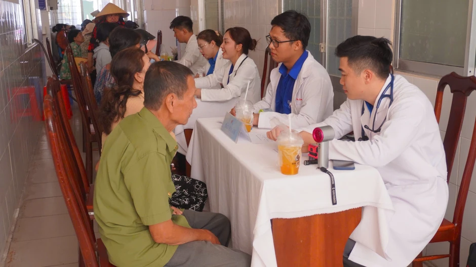 Tuổi trẻ Cần Thơ về với ngư dân nơi đầu sóng Tuổi trẻ Cần Thơ về với ngư dân nơi đầu sóng