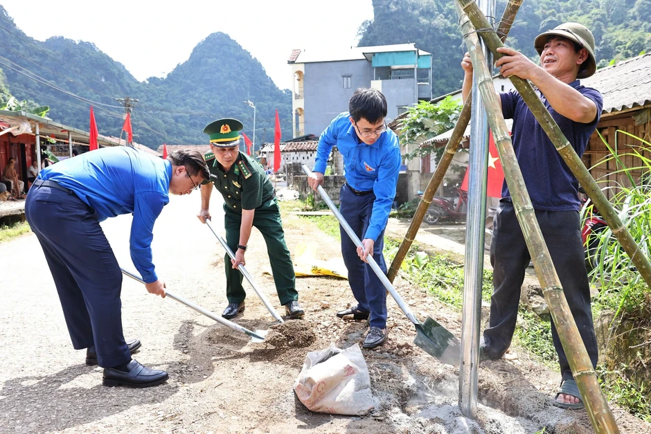 Tuổi trẻ Chính phủ chung tay thắp sáng những con đường vùng sâu vùng xa Tuổi trẻ Chính phủ chung tay thắp sáng những con đường vùng sâu vùng xa