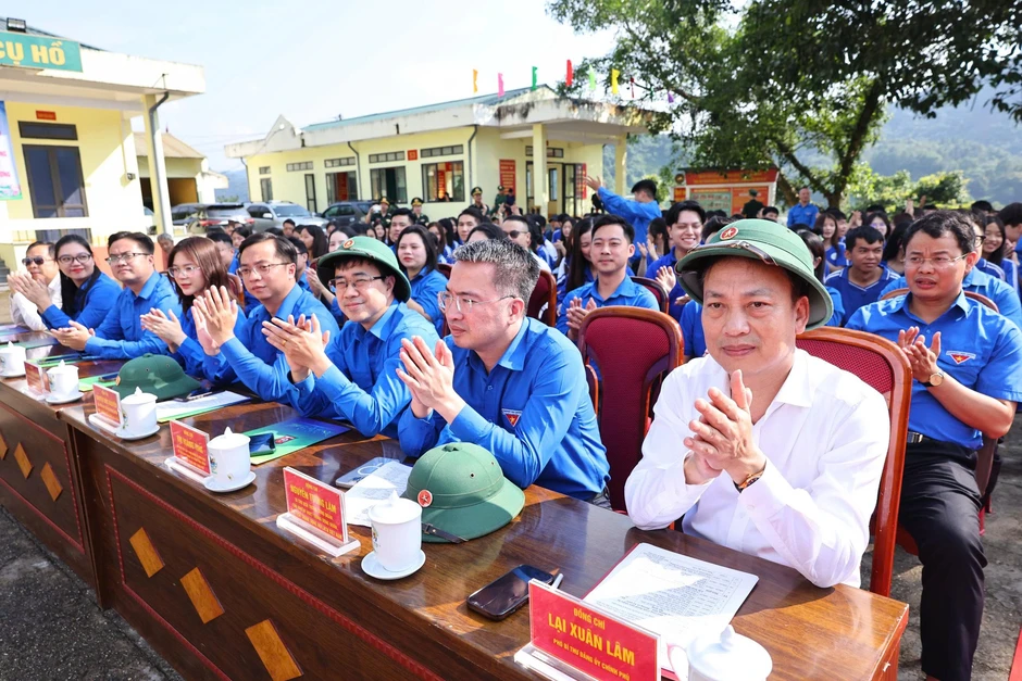 Tuổi trẻ Chính phủ chung tay thắp sáng những con đường vùng sâu vùng xa Tuổi trẻ Chính phủ chung tay thắp sáng những con đường vùng sâu vùng xa